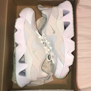 Women’s Nike RYZ 365 tennis shoes